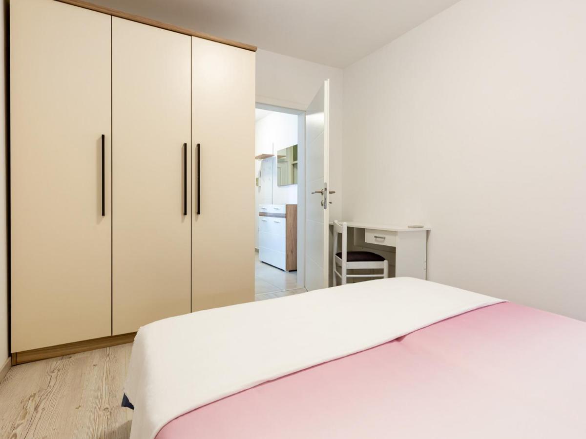 Amoroso Apartment 200M From Sea 포레치 외부 사진