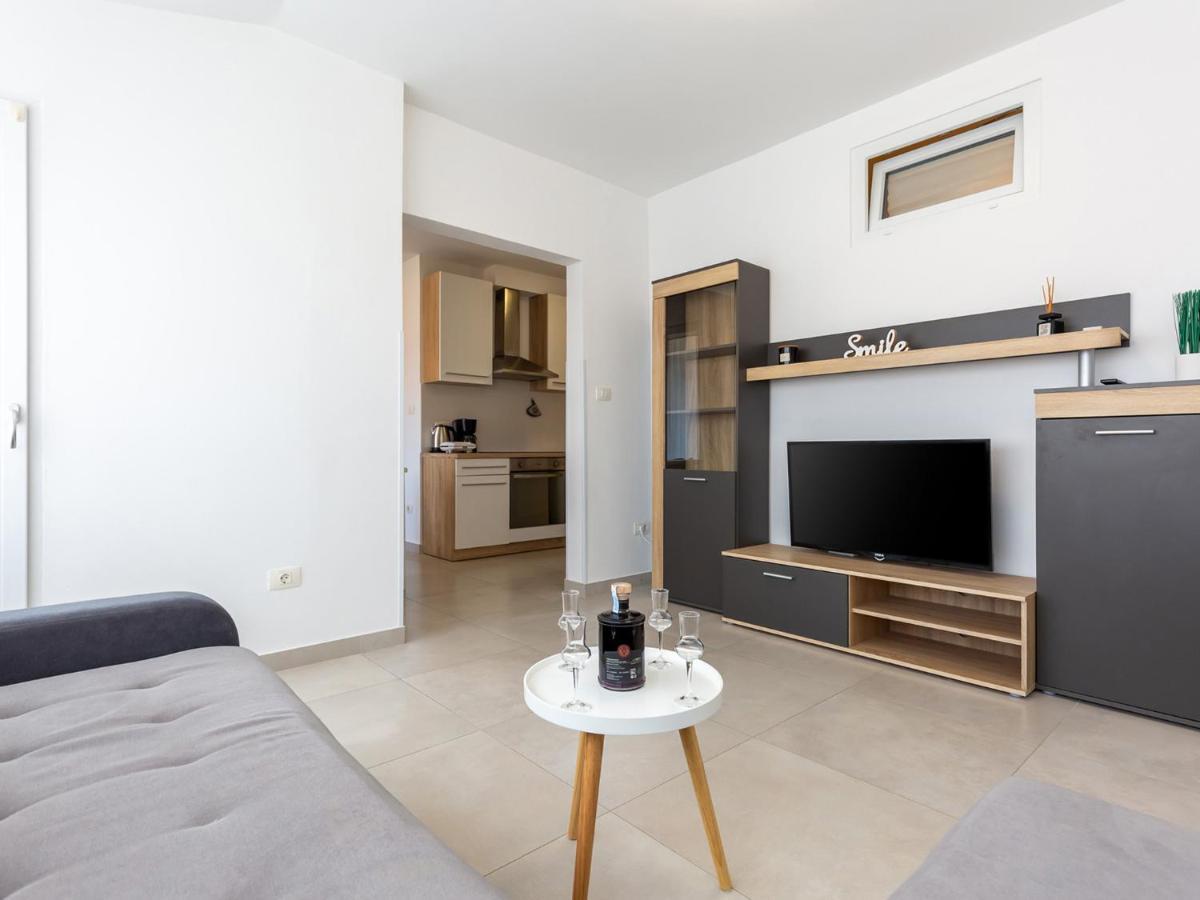 Amoroso Apartment 200M From Sea 포레치 외부 사진